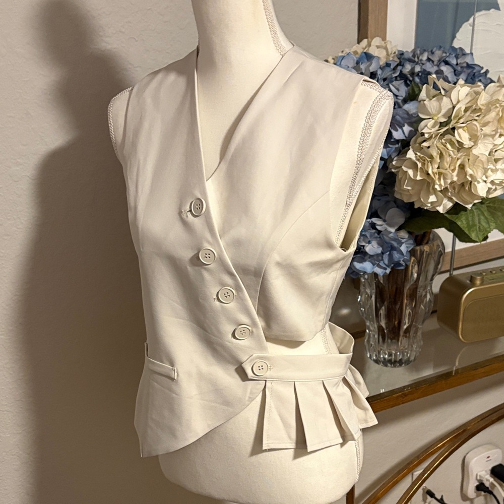 Amy Enjoy Life -Button front vest in beige size Small - Medium